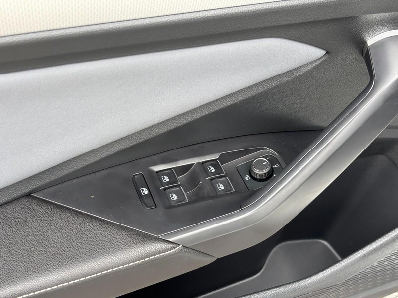 Volkswagen Jetta Vehicle Full-screen Gallery Image 19