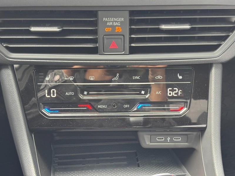 Volkswagen Jetta Vehicle Full-screen Gallery Image 25