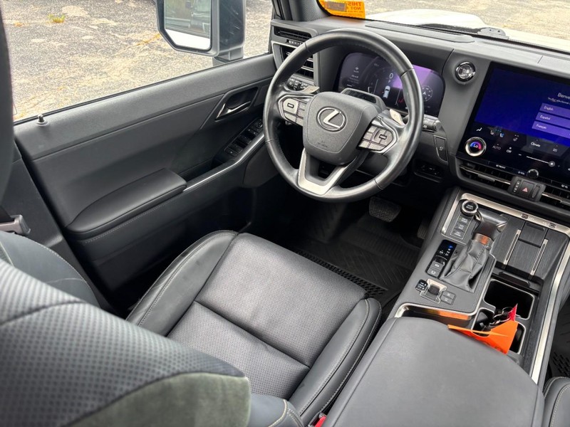 Lexus GX Vehicle Image 15