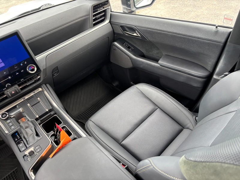 Lexus GX Vehicle Image 17