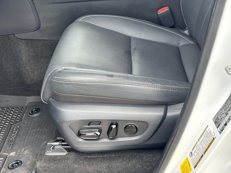 Lexus GX Vehicle Image 18