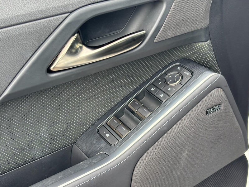 Lexus GX Vehicle Image 19