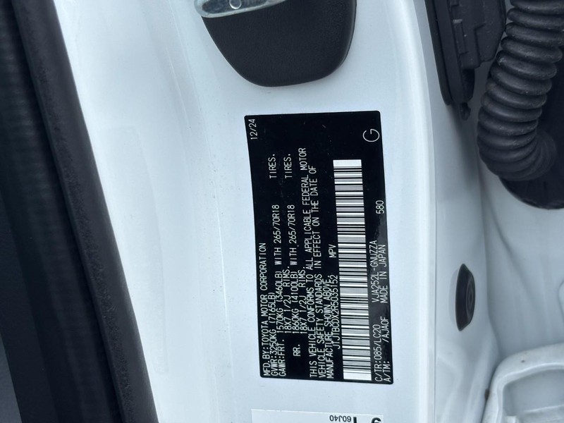Lexus GX Vehicle Image 25