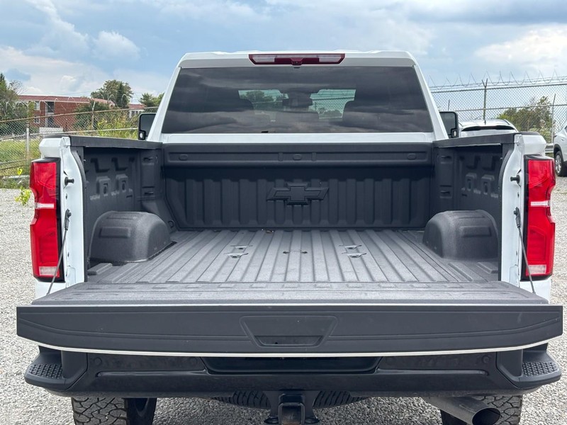 Chevrolet Silverado 3500HD Vehicle Image 11