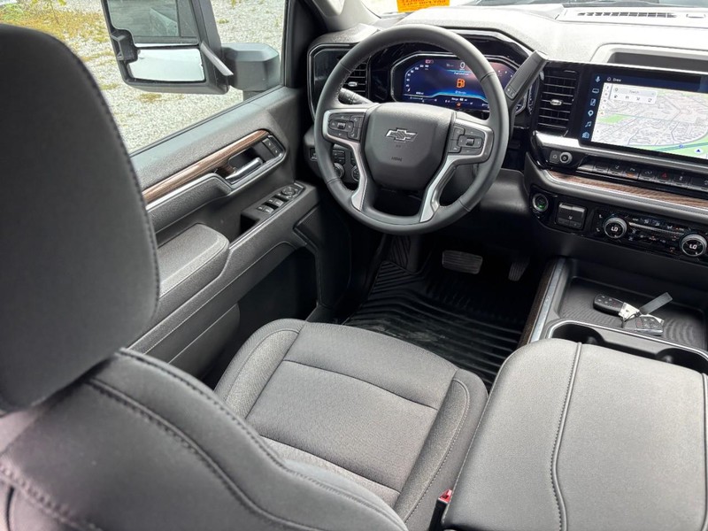 Chevrolet Silverado 3500HD Vehicle Image 14
