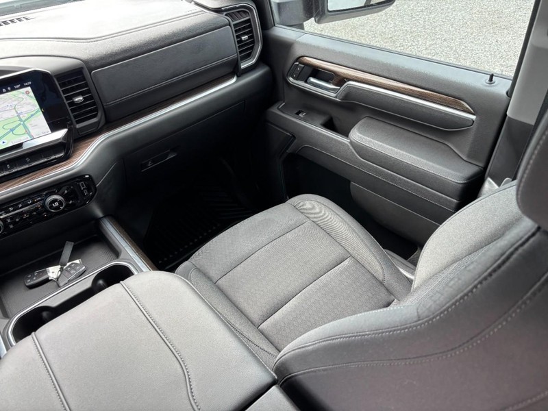 Chevrolet Silverado 3500HD Vehicle Image 16