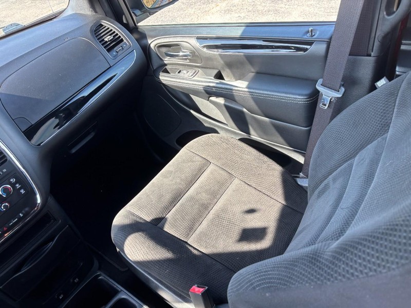 Dodge Grand Caravan Vehicle Image 16