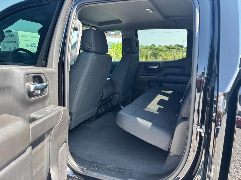 Chevrolet Silverado 1500 LTD Vehicle Full-screen Gallery Image 10