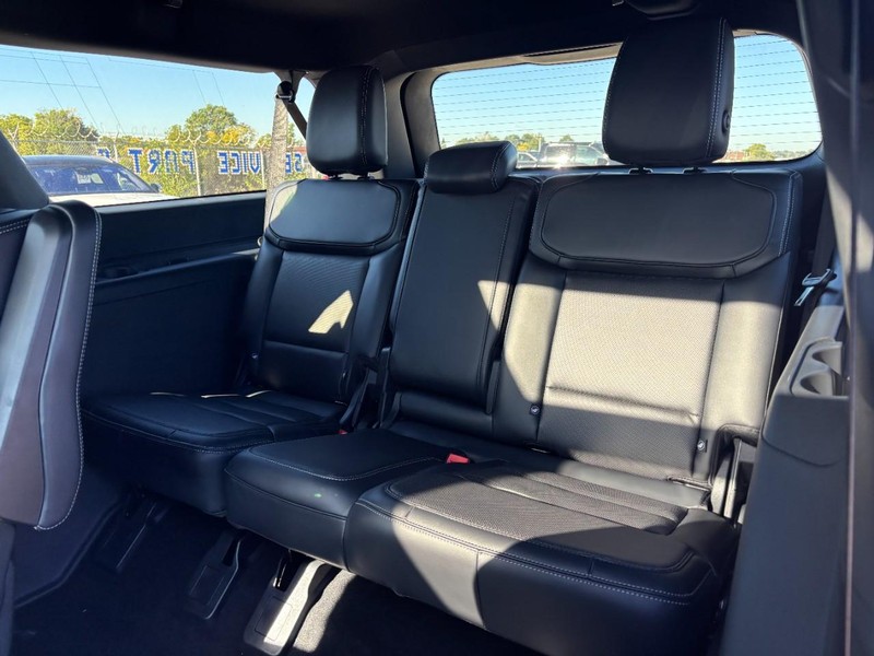 Ford Expedition Max Vehicle Full-screen Gallery Image 13