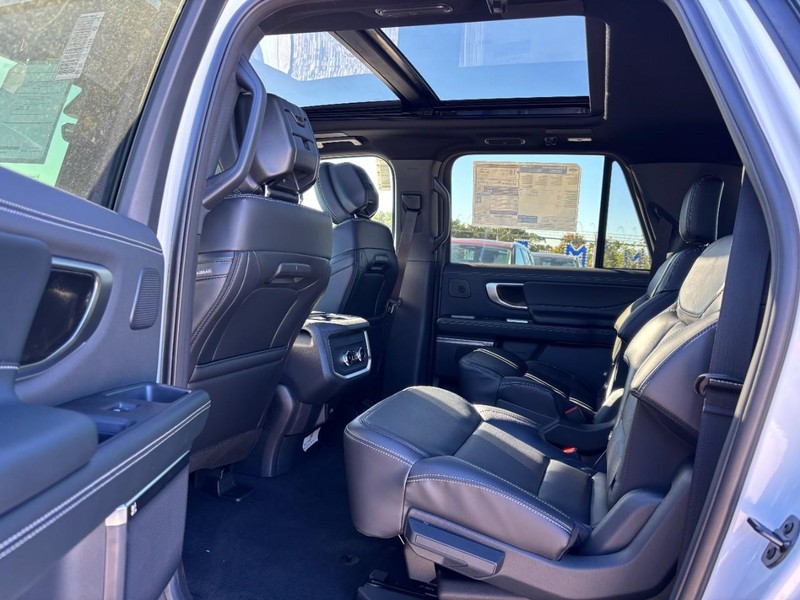 Ford Expedition Max Vehicle Full-screen Gallery Image 14