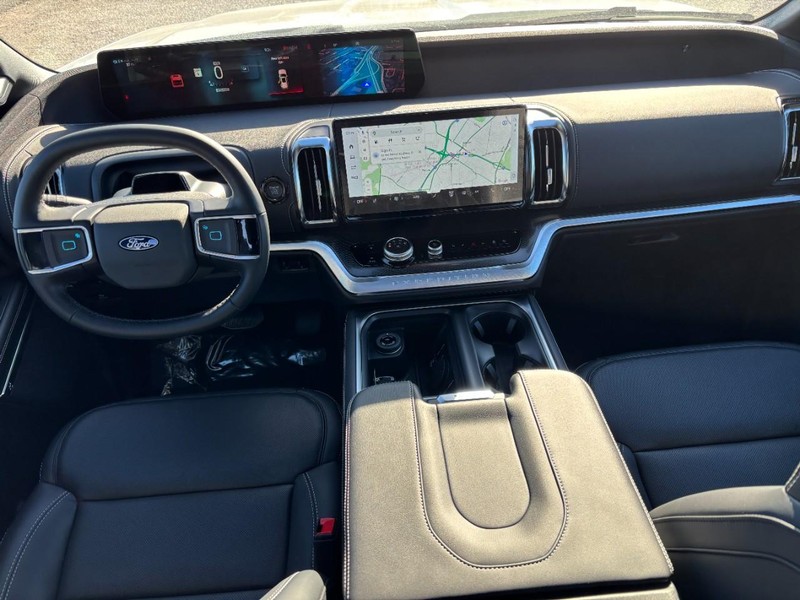 Ford Expedition Max Vehicle Full-screen Gallery Image 16