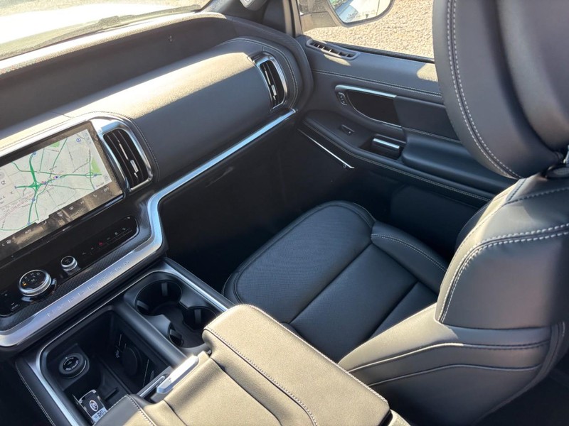 Ford Expedition Max Vehicle Full-screen Gallery Image 17
