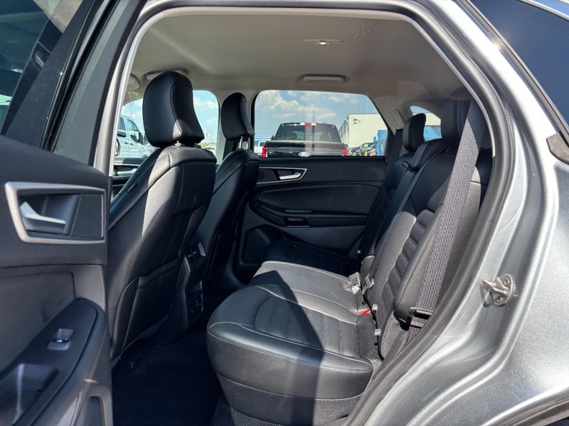 Ford Edge Vehicle Full-screen Gallery Image 13