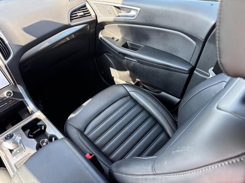Ford Edge Vehicle Full-screen Gallery Image 16