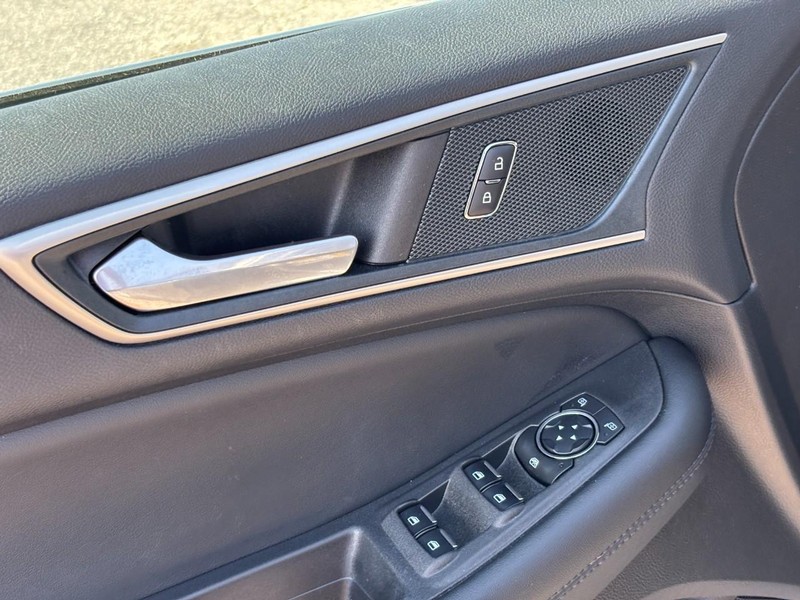 Ford Edge Vehicle Full-screen Gallery Image 18