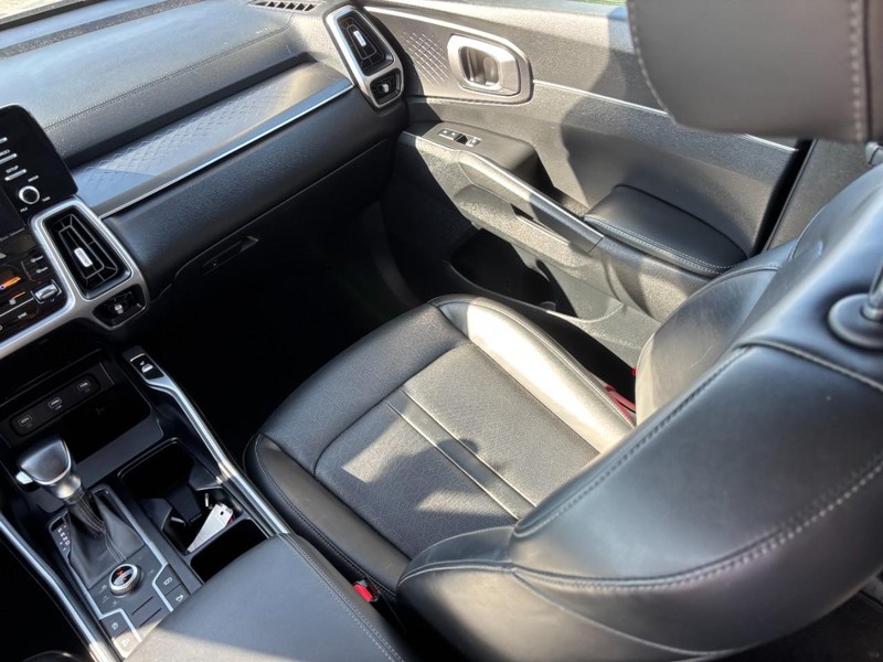 Kia Sorento Vehicle Full-screen Gallery Image 17