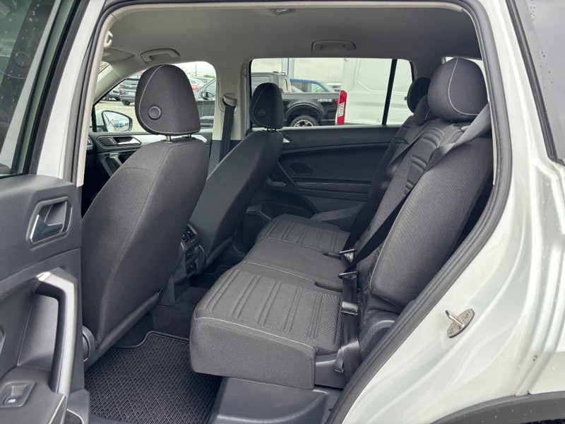 Volkswagen Tiguan Vehicle Full-screen Gallery Image 13