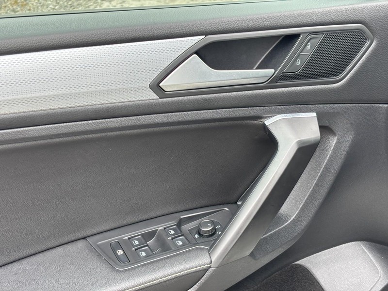 Volkswagen Tiguan Vehicle Full-screen Gallery Image 18
