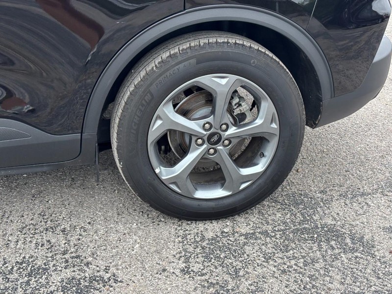Ford Escape Vehicle Full-screen Gallery Image 12
