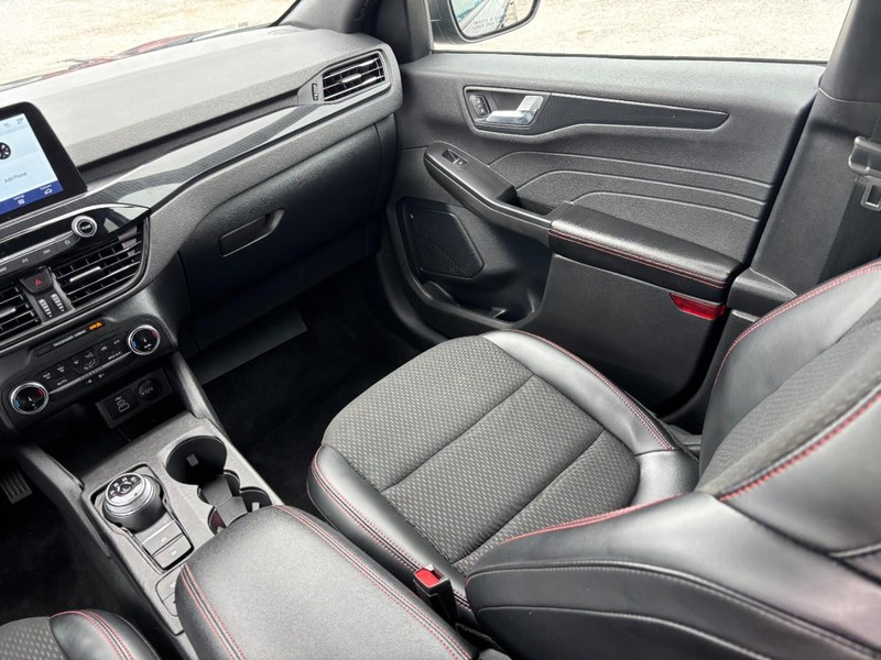 Ford Escape Vehicle Full-screen Gallery Image 16