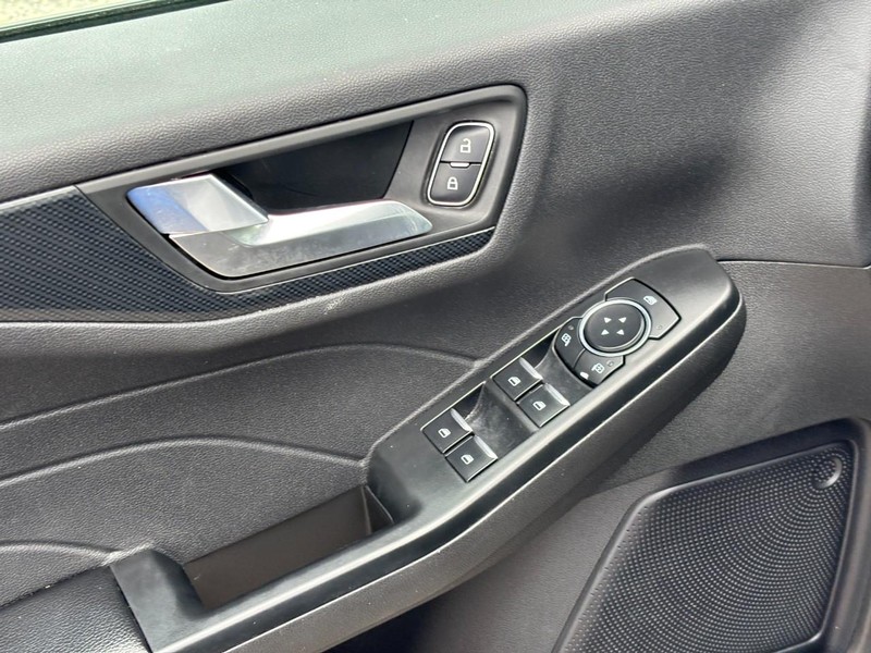 Ford Escape Vehicle Full-screen Gallery Image 18