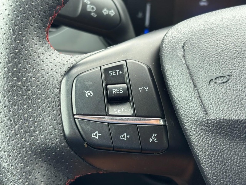 Ford Escape Vehicle Full-screen Gallery Image 19