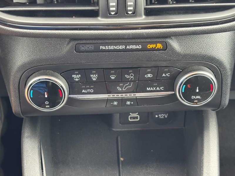 Ford Escape Vehicle Full-screen Gallery Image 24
