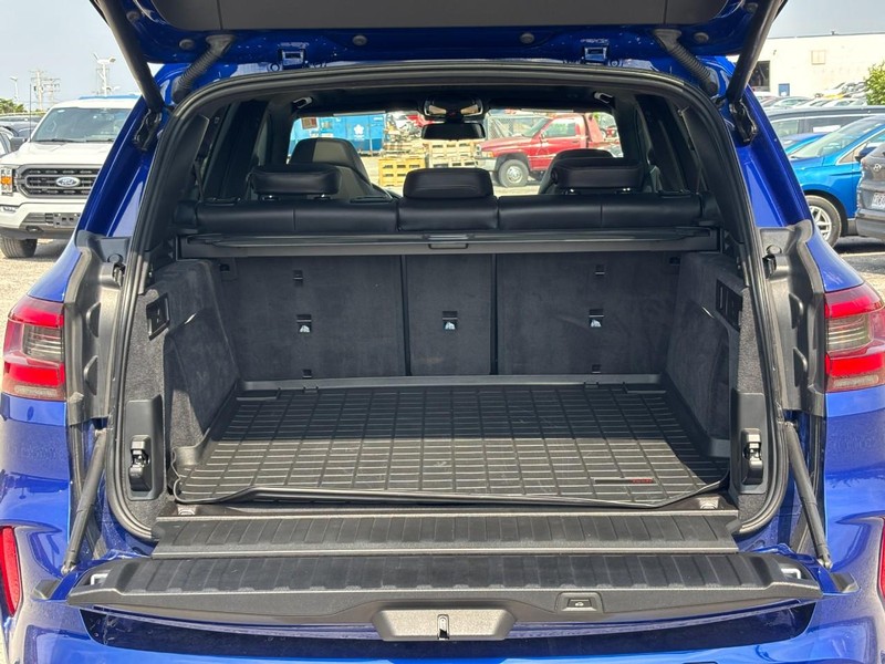 BMW X5 M Vehicle Full-screen Gallery Image 11