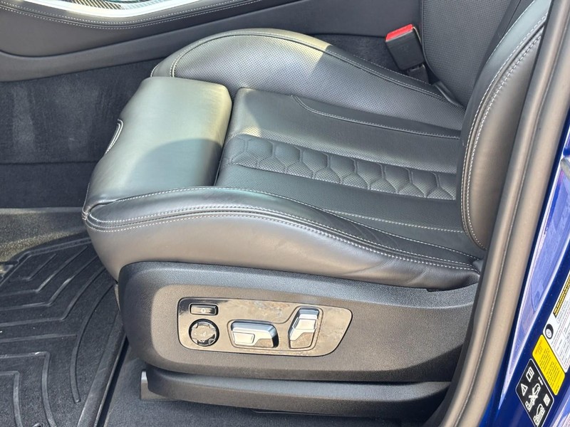 BMW X5 M Vehicle Full-screen Gallery Image 17