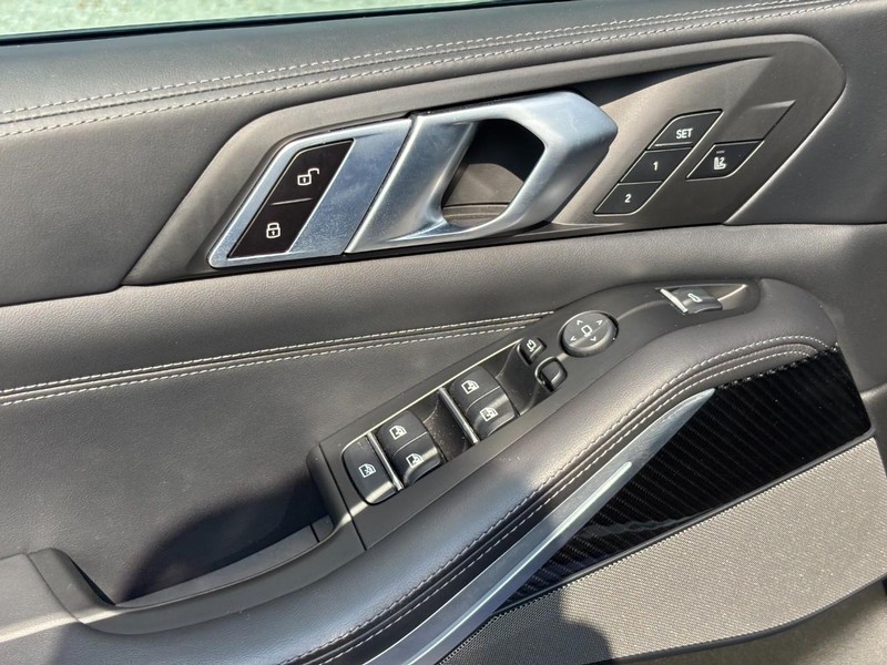 BMW X5 M Vehicle Full-screen Gallery Image 18