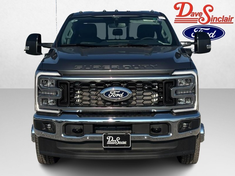Ford Super Duty F-350 DRW Vehicle Full-screen Gallery Image 02