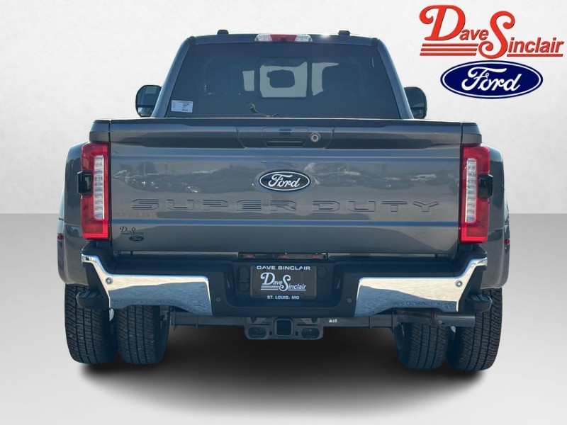 Ford Super Duty F-350 DRW Vehicle Full-screen Gallery Image 08