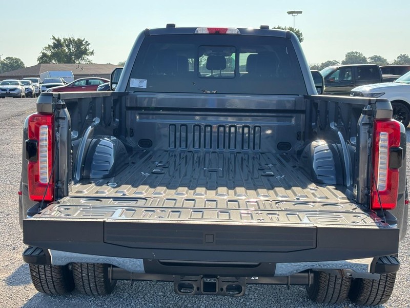Ford Super Duty F-350 DRW Vehicle Full-screen Gallery Image 11