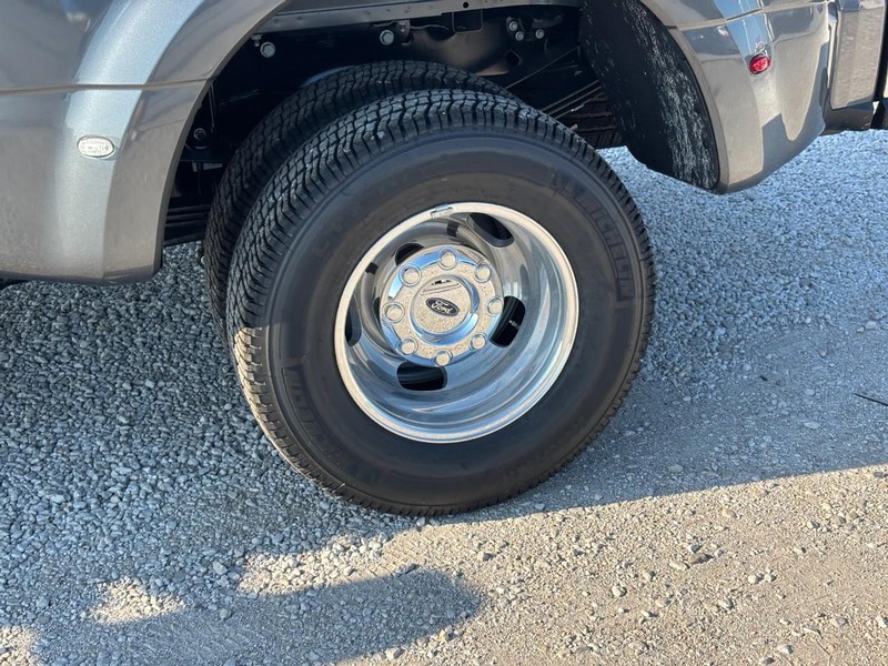 Ford Super Duty F-350 DRW Vehicle Full-screen Gallery Image 12