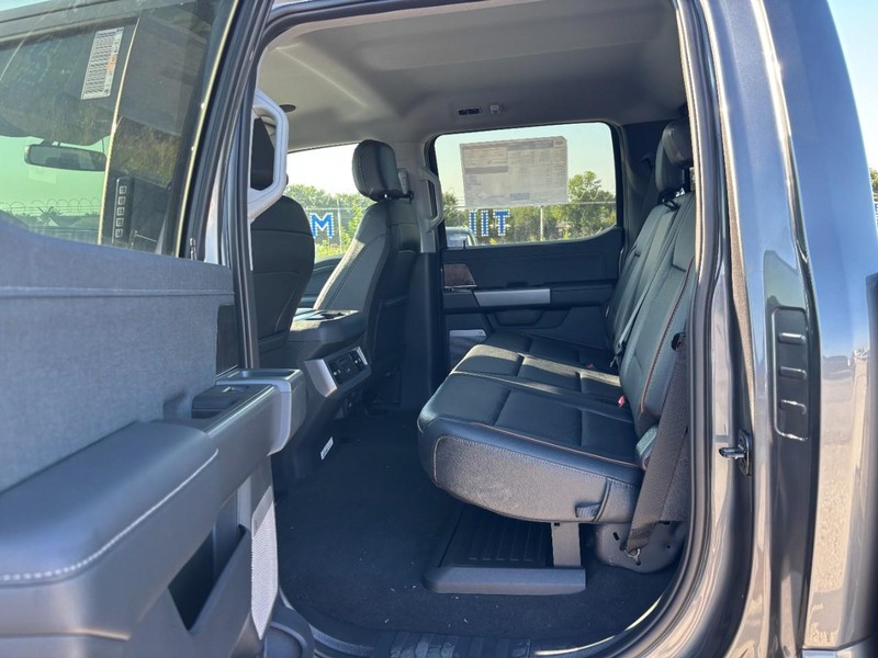 Ford Super Duty F-350 DRW Vehicle Full-screen Gallery Image 13