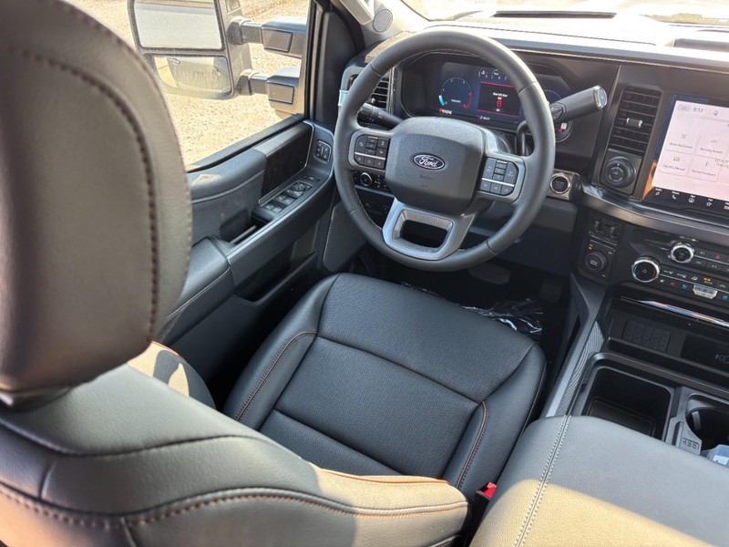Ford Super Duty F-350 DRW Vehicle Full-screen Gallery Image 14