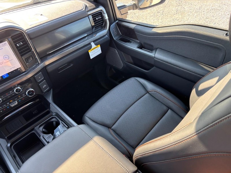 Ford Super Duty F-350 DRW Vehicle Full-screen Gallery Image 16