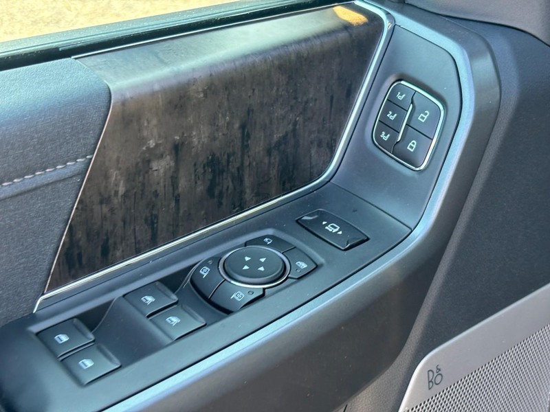 Ford Super Duty F-350 DRW Vehicle Full-screen Gallery Image 18