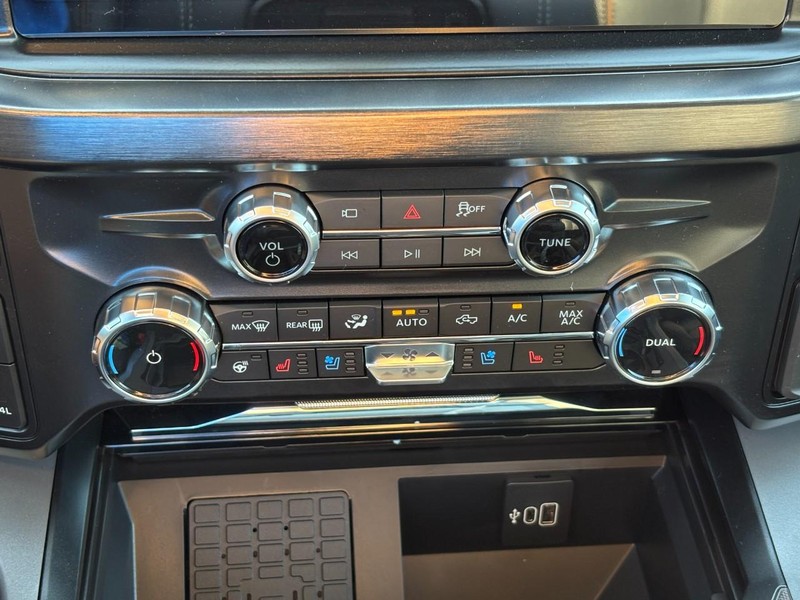 Ford Super Duty F-350 DRW Vehicle Full-screen Gallery Image 25