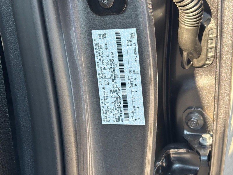 Ford Super Duty F-350 DRW Vehicle Full-screen Gallery Image 26