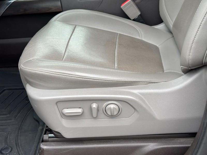 GMC Sierra 1500 Vehicle Full-screen Gallery Image 16