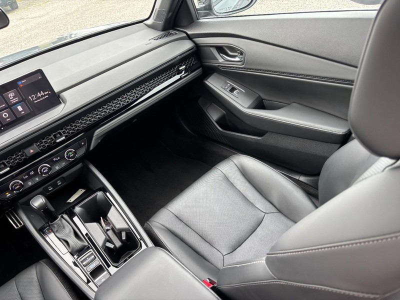 Honda Accord Hybrid Vehicle Full-screen Gallery Image 16