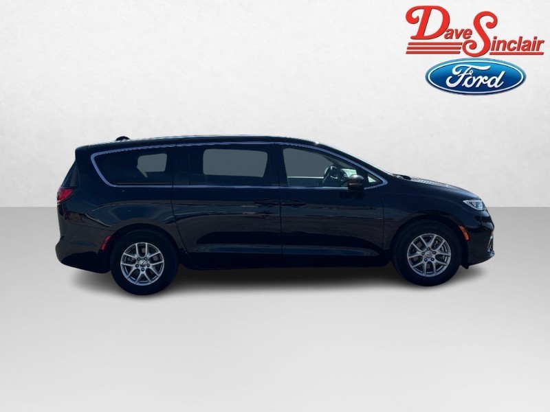 Chrysler Pacifica Vehicle Full-screen Gallery Image 04
