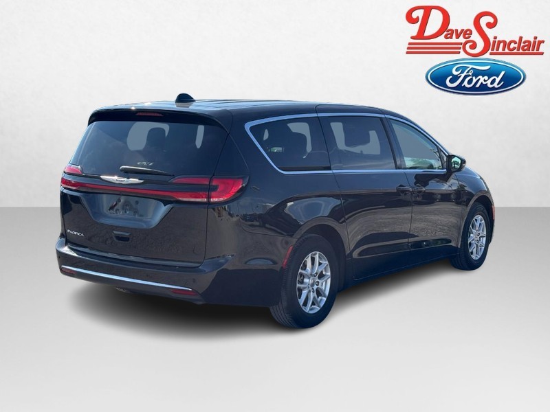 Chrysler Pacifica Vehicle Full-screen Gallery Image 05