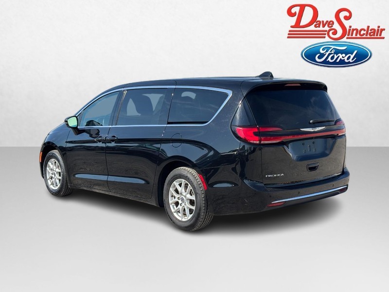 Chrysler Pacifica Vehicle Full-screen Gallery Image 07
