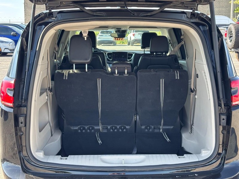 Chrysler Pacifica Vehicle Full-screen Gallery Image 09
