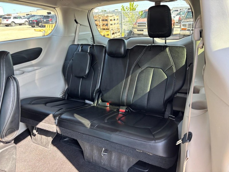 Chrysler Pacifica Vehicle Full-screen Gallery Image 11