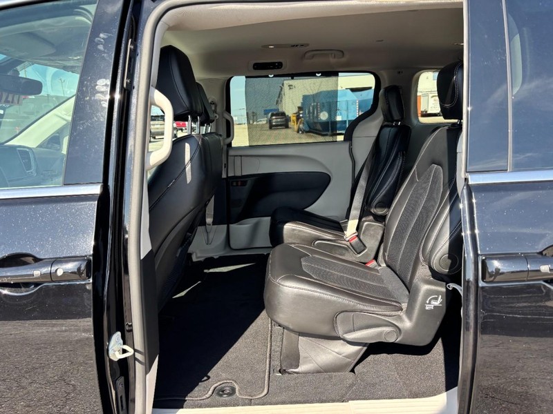 Chrysler Pacifica Vehicle Full-screen Gallery Image 12