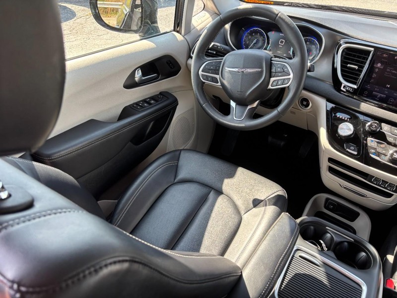 Chrysler Pacifica Vehicle Full-screen Gallery Image 13