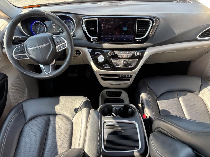 Chrysler Pacifica Vehicle Full-screen Gallery Image 14